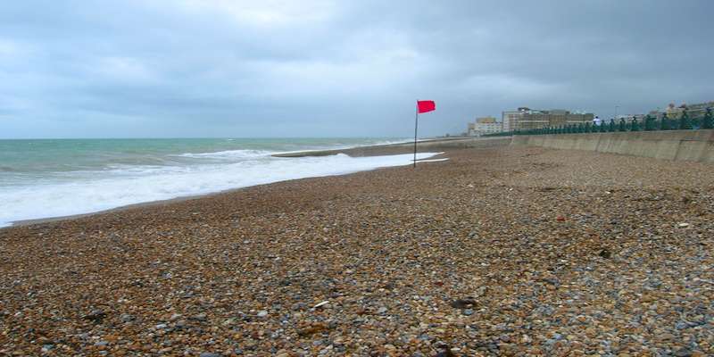 https://commons.wikimedia.org/wiki/File:Red_Flag,_Hove_Beach_-_geograph.org.uk_-_484338.jpg © Simon Carey
