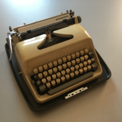 Schreibmaschine aus dem Nachlass von Doris Mühringer